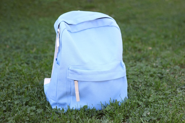 Sac à dos d'école sur l'herbe à l'extérieur en gros plan