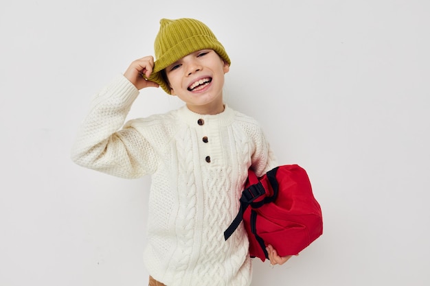 Sac à dos d'école de jolie fille avec un chapeau sur la tête fond isolé