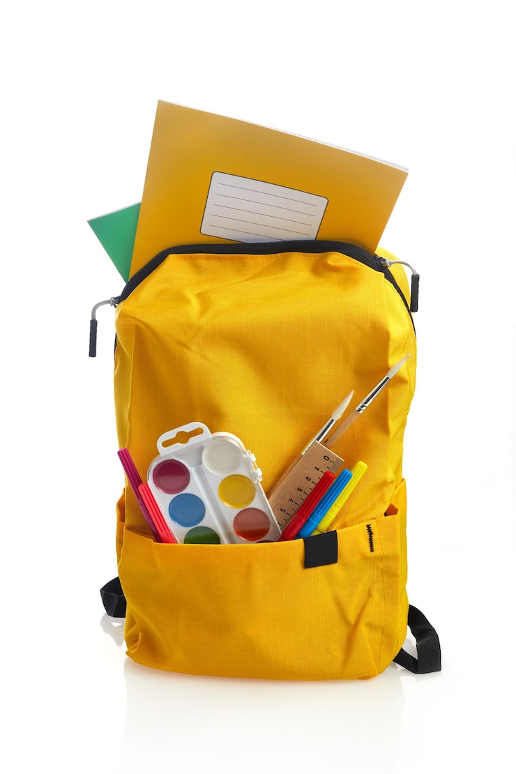 Photo sac à dos avec fournitures scolaires isolé sur fond blanc