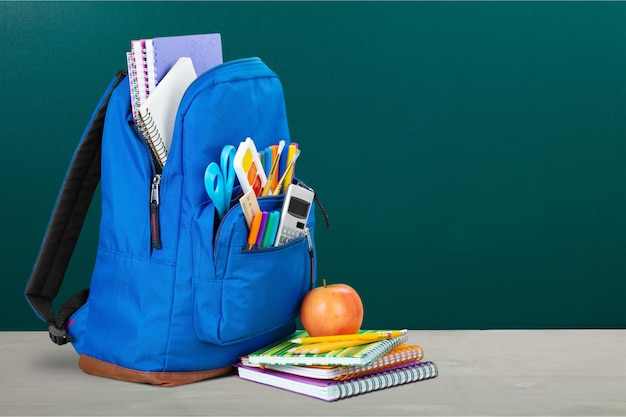 Sac à dos avec fournitures scolaires sur table