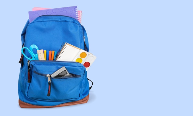 Sac à dos avec fournitures scolaires.