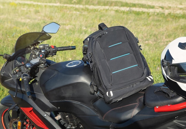 Sac à dos avec une moto à l'extérieur Prêt pour l'aventure et les voyages