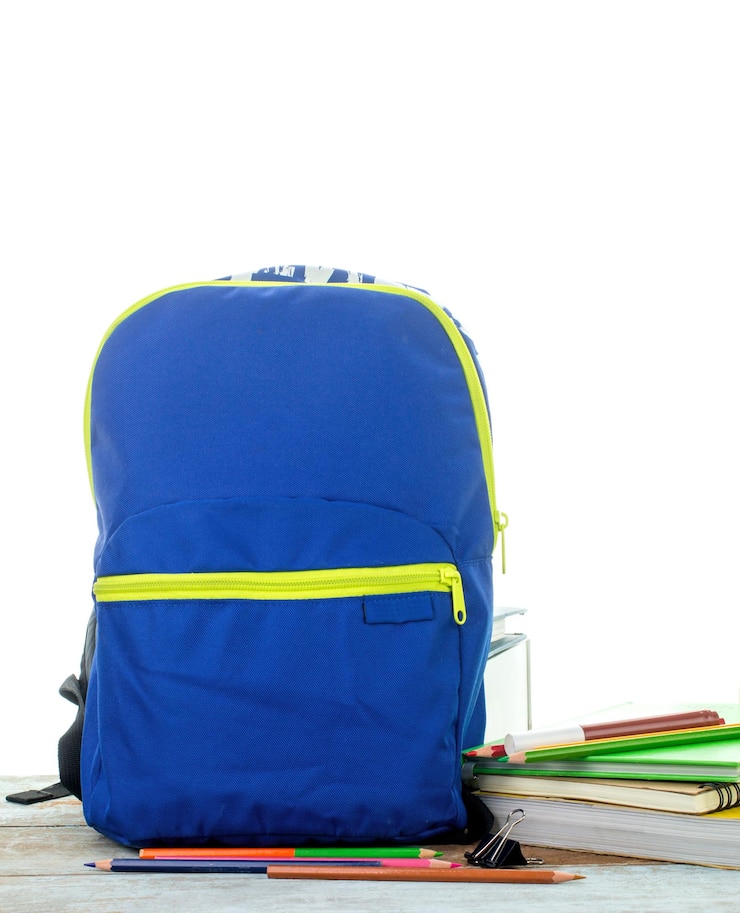 Photo un sac à dos avec des papiers colorés sur la table retour à l'école