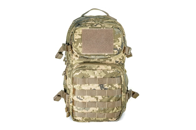 Sac à dos pour la randonnée et la chasse. Sac à dos camouflage adapté à la forêt. Sac à dos militaire camouflage Woodland. Sac à dos militaire isolé sur blanc.