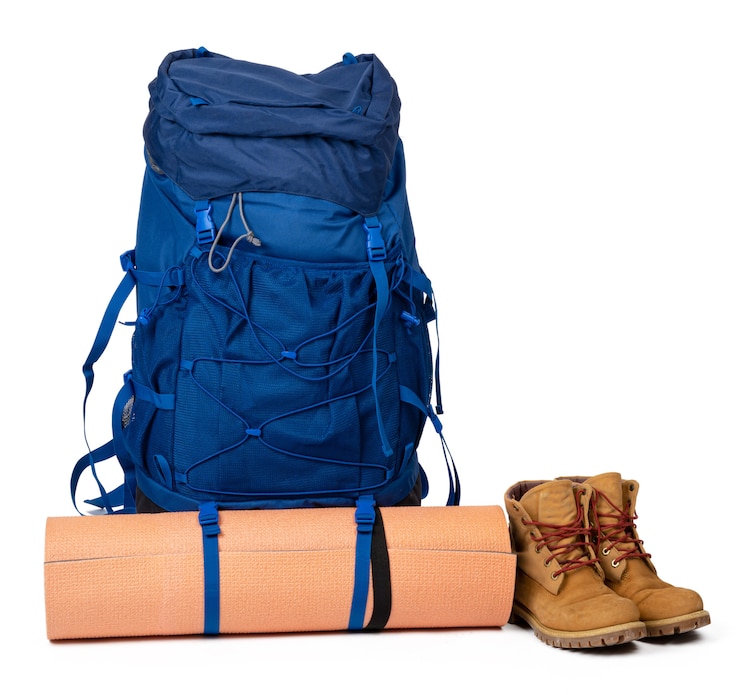 Photo sac à dos de randonnée bleu avec tapis de fitness isolé sur blanc