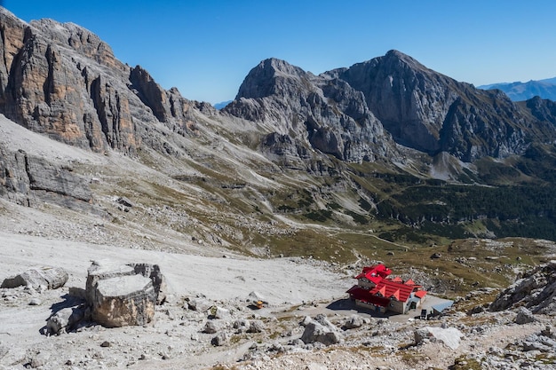 Sac à dos de randonnée touristique avec randonnée en montagne refuge alpin Silvio Agostini dans les Alpes Dolomites Italie