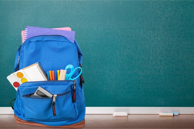 Sac à dos scolaire bleu sur fond.