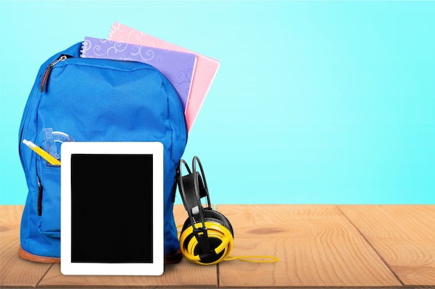 Sac à dos scolaire bleu sur fond.