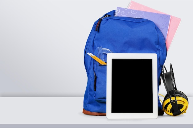 Sac à dos scolaire bleu sur fond.