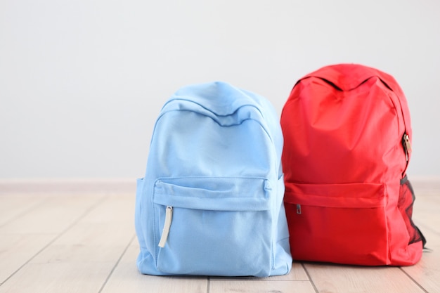 Sac à dos scolaire et papeterie dans une pièce lumineuse