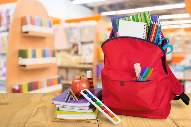 Sac à dos scolaire avec papeterie sur fond