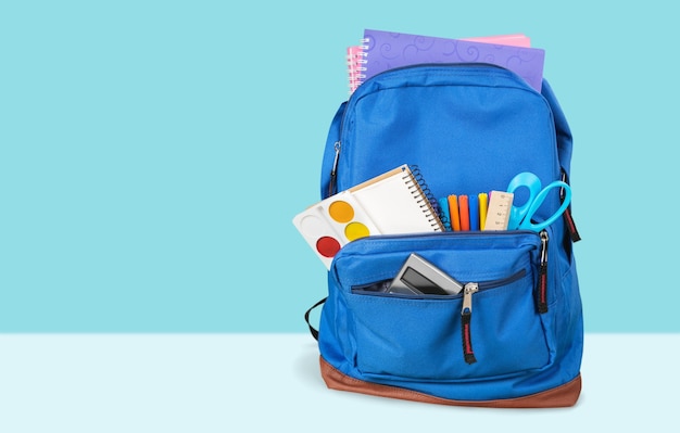 Sac à dos scolaire avec papeterie sur fond