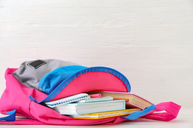 Sac à dos scolaire avec papeterie sur table