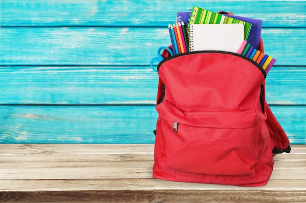 Sac à dos scolaire rouge sur fond.