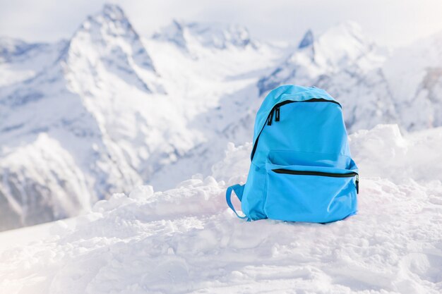 sac à dos touristique sur le fond des montagnes enneigées