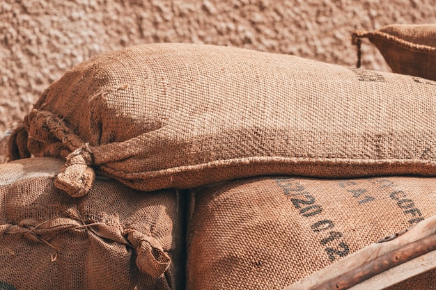 Un sac en drap avec des grains de café au port de cargaison