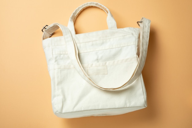 Sac éco blanc élégant sur fond beige