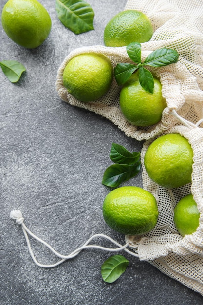 Sac écologique aux citrons verts mûrs