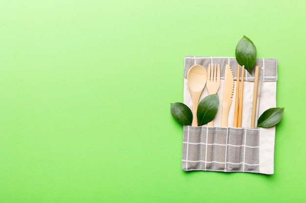 Sac écologique blanc recyclable réutilisable et respectueux de l'environnement avec ustensiles de cuisine sur fond coloré. Concept zéro déchet.