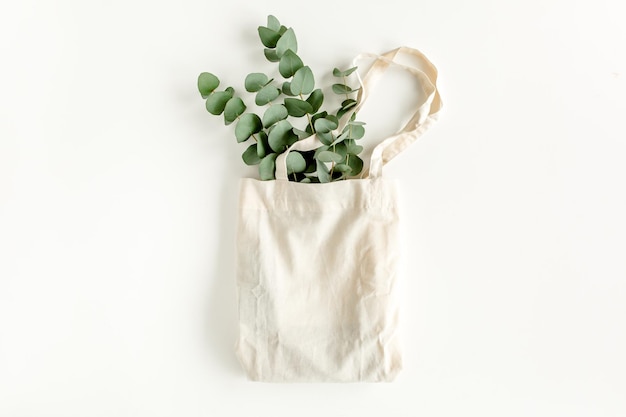 Sac écologique à l'eucalyptus sur fond blanc