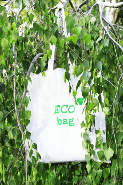 Sac écologique avec des feuilles vertes à l'extérieur