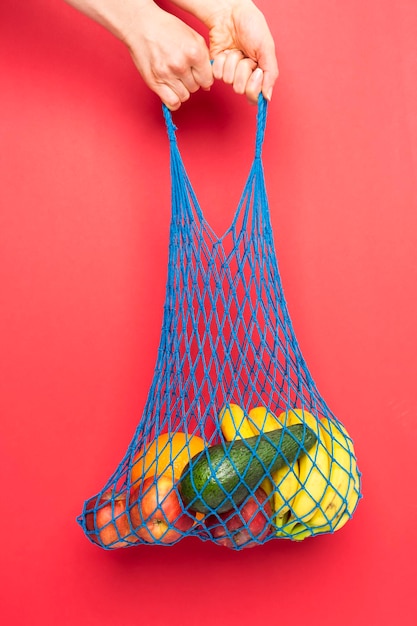 Sac écologique avec fruits et légumes.