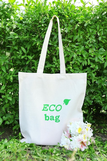 Sac écologique sur l'herbe verte à l'extérieur