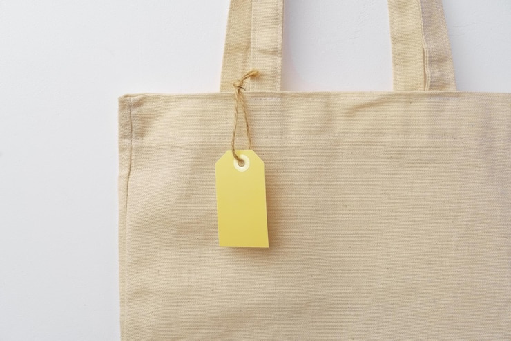 Photo sac écologique pour le shopping avec une étiquette blanche sur fond blanc