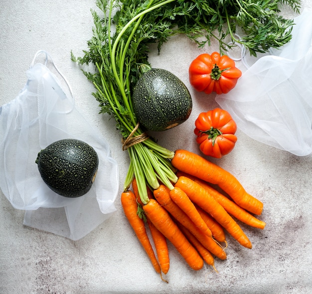 Sac écologique de stockage des aliments zéro déchet avec carotte, tomates, vue de dessus, sacs respectueux de l'environnement pour les légumes, emballage écologique