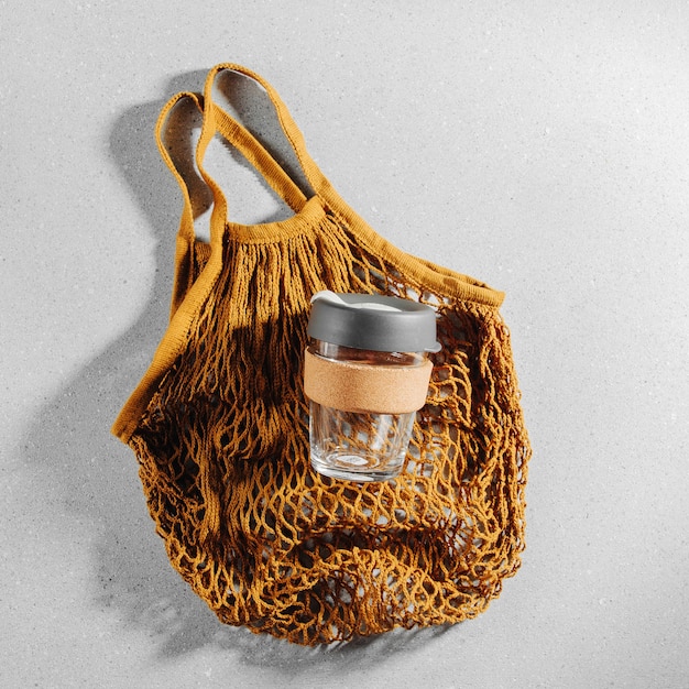 Sac écologique et tasse à café réutilisable. Mode de vie durable. Concept sans plastique.