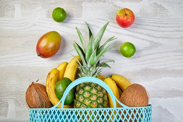 Sac d'épicerie avec fruits exotiques biologiques.