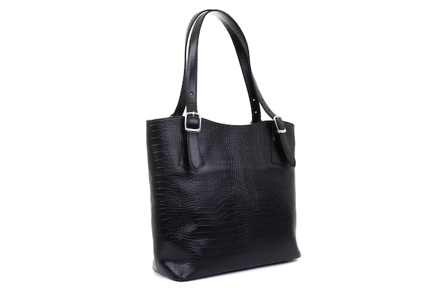 Sac femme en cuir noir isolé sur fond blanc.