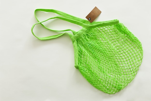 Photo sac de ficelle verte pour la nourriture sur fond blanc