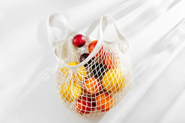 Sac en filet de coton avec des fruits. Mode de vie durable. Concept écologique.