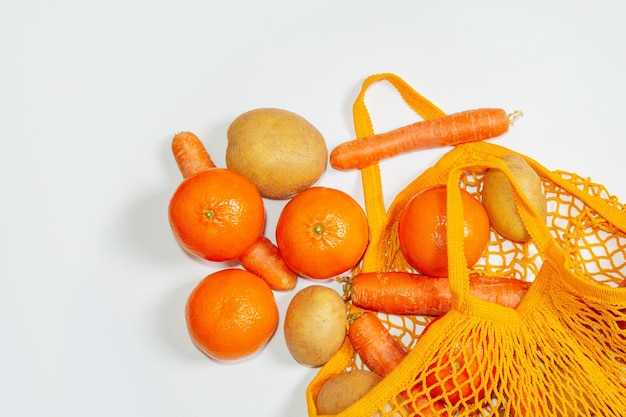 Sac en filet orange Vue d'en haut Légumes et fruits frais du marché fermier