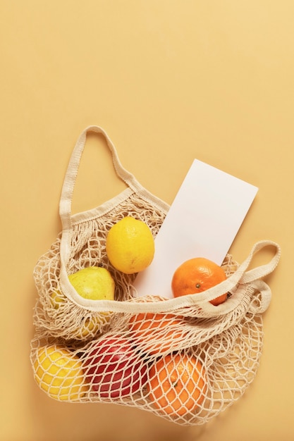 Sac en filet réutilisable plein de fruits