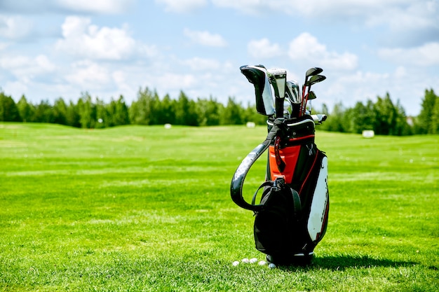 sac de golf sur l'herbe