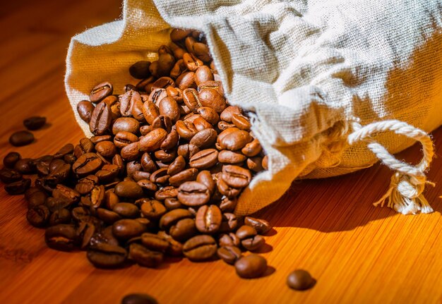 Un sac de grains de café est rempli de grains de café.