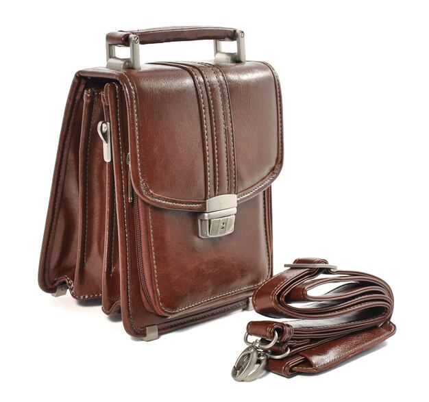 Sac homme en cuir marron sur fond blanc