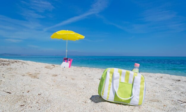 Sac isotherme vert et blanc sur la plage