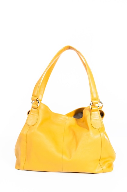 Sac jaune femme sur fond blanc.