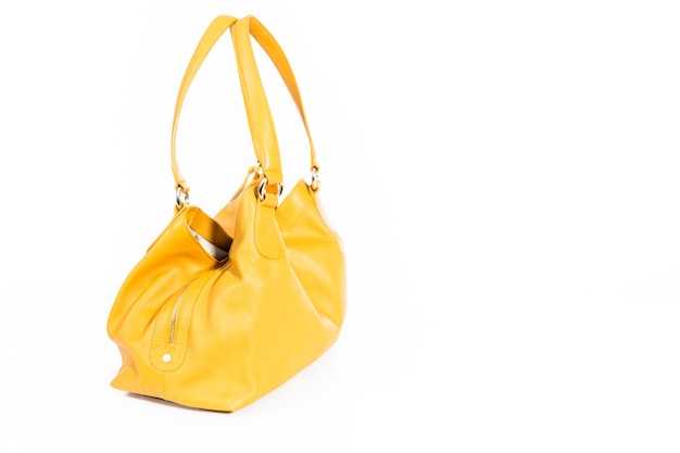 Sac jaune femme sur fond blanc.