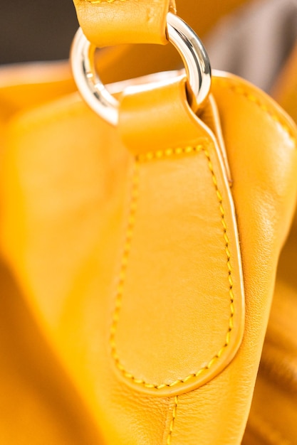 Sac jaune femme sur fond blanc.