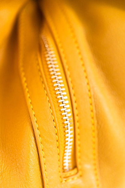 Sac jaune femme sur fond blanc.