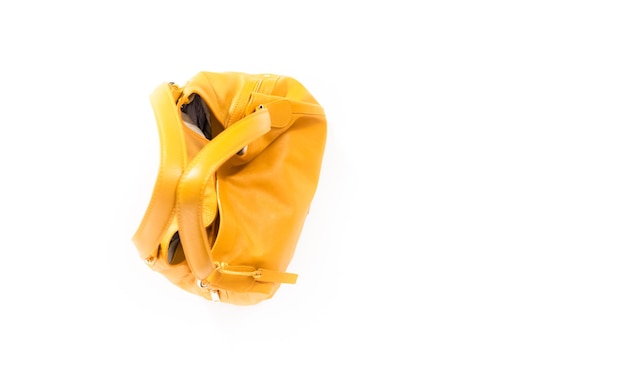 Sac jaune femme sur fond blanc.