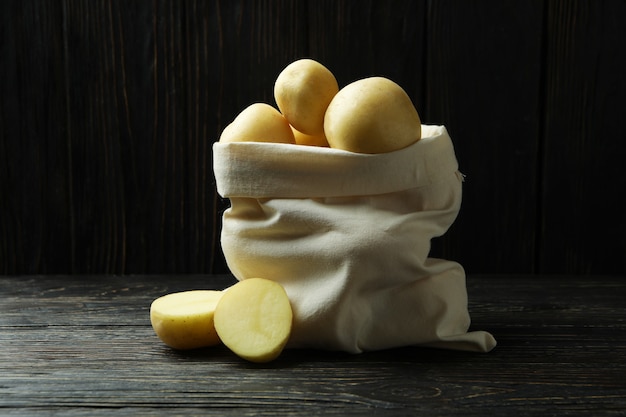 Sac de jeune pomme de terre sur table en bois