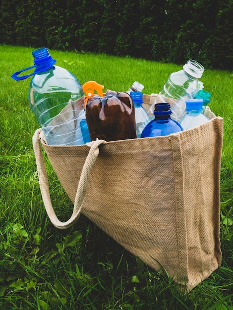 Sac de jute écologique et bouteilles en plastique à l'intérieur du concept d'achat zéro déchet