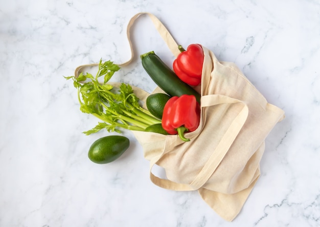 Sac en lin réutilisable avec des légumes. Concept - un monde sans plastique.