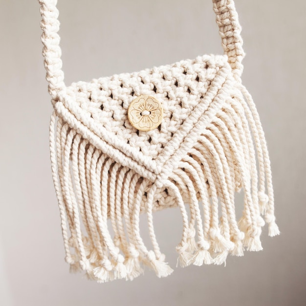 Sac en macramé blanc fait main sur le fond de lin ECO friendly Hobby tricot macramé fait main Concept d'été moderne Espace de copie