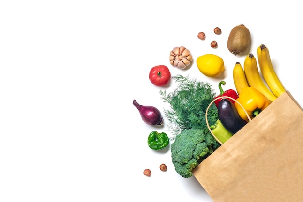 Photo sac de magasin en papier respectueux de l'environnement avec des légumes verts biologiques crus isolés sur fond blanc vue de dessus à plat concept sans plastique zéro déchet alimentation saine et concept d'agriculture de désintoxication